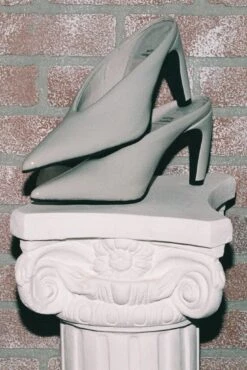 Jeffrey Campbell BUZZING -Outlet Elevated Steps Store buzzing pump jeffrey campbell 140059